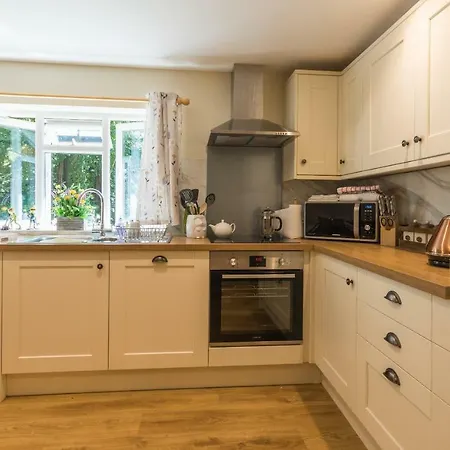 Hampsfell Cottage, Quaint And Comfy By The District Grange-over-Sands
