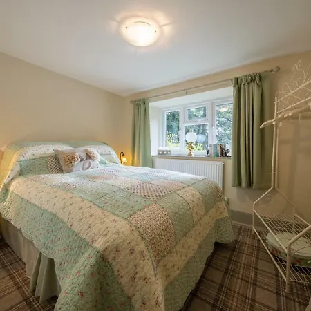 Feriehus Sunrise Cottage, Quaint And Comfy By The District Grange-over-Sands